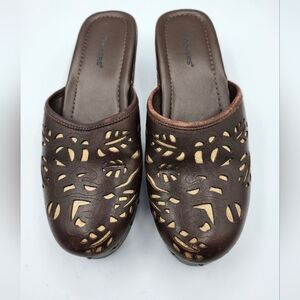 Dockers Brown Leather Mules with Intricate Cutout Design Sz 8.5M